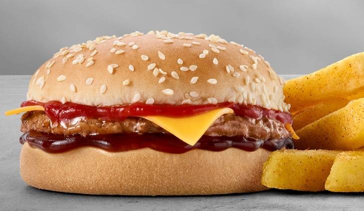 Classic cheeseburger with melted cheddar cheese, barbecue sauce and a sesame seed bun served with chips